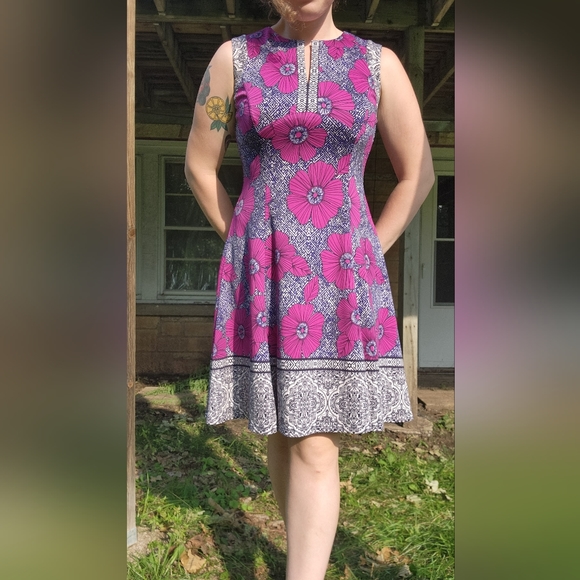 Fitted Floral Midi Dress - Picture 2 of 7